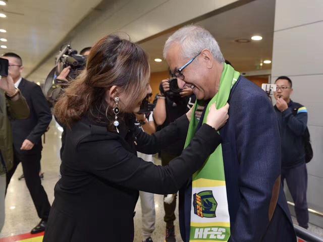 所以，此时一方面在肯定陈肇钟的实力，一方面也是替叶辰说出心中所想。